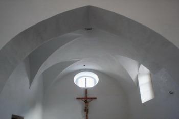 Renesanční valená klenba s výsečemi nad presbyteriem (© Pavel Navrátil, 12/2006)