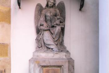 Jeden z náhrobních kamenů ( © Aleš Marek 12/2006)