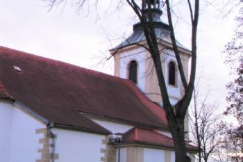 Část věže spolu se zbytky náhrobků ( © Aleš Marek 12/2006)