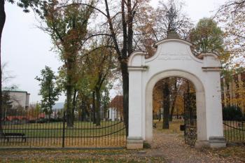 Vstupní brána na bývalý hřbitov ( © Ivan Grisa 10/2009)