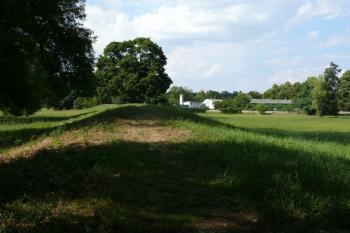 Val na jihozápadní straně akropole (© Jiří Cukr, 08/2015)