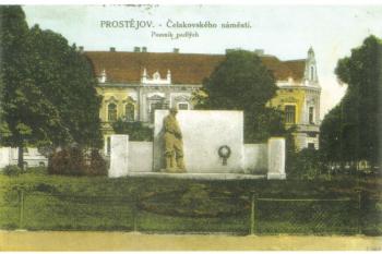 Původní pomník, dnes umístěn na Městském hřbitově, od ak. mistra Becka - tónovaná fotografovaná pohlednice z r. 1924 (anon. (in Prostějov na starých pohlednicích, Město Prostějov, 2002))