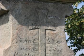 Pieta u silnice do Moravičan: nápis o renovaci na zadní straně ( © Ivan Grisa 06/2010)
