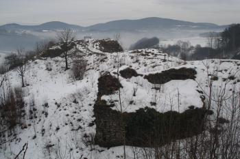 Areál hradu od vsi (leden 2011© Olga Procházková, 01/2011)