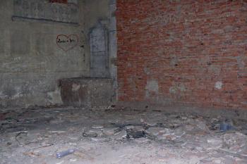 severovýchodní kout lodi, vpravo zazdívka vítězného oblouku po zbořeném presbytáři (© Prudký Martin, 03/2012)