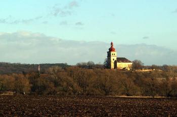 Kostel sv. Matouše od  jihozápadu ( © Radovan Smokoň 12/2006)