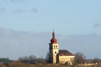 Kostel sv. Matouše od  jihozápadu ( © Radovan Smokoň 12/2006)