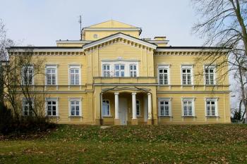 Hlavní východní průčelí zámku s tříosým rizalitem a představěným balkonem (© D Dohňanský, 03/2014)