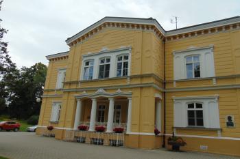 Rizalit jižního průčelí s otevřenou sloupovou chodbou (© Dušan Dohňanský  07/2021)
