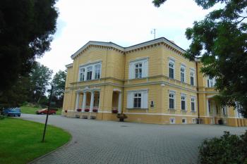 Jv. nároží zámku (© Dušan Dohňanský  07/2021)