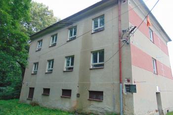 Totálně přestavěný pozůstatek starého renesančního zámku - pohled od sz. (© Dušan Dohňanský  07/2021)