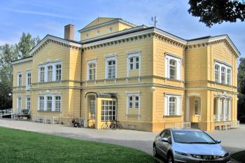 Pohled na hospodářský trakt zámku ( © Pavel Vítek 09/2009)