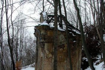 Kaplička nad mauzoleem. ( © Radovan Smokoň 02/2006)
