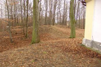 Pohled od kaple směrem k náhorní planině, na zbytek prvního příkopu ( © Roman Řezáč 12/2006)