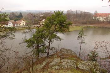 Pohled z hrádku na rybník ( © Roman Řezáč 12/2006)