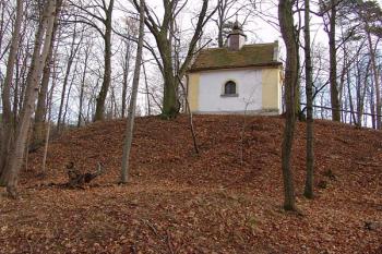 Pohled z jádra na pahorek s kaplí ( © Roman Řezáč 12/2006)