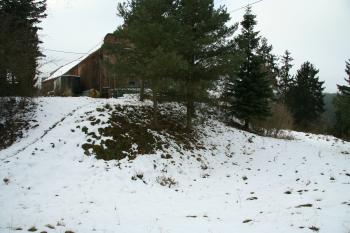 Pohled na sýpku a příkop hradu z druhé strany (© Petr Nožička, 11/2008)