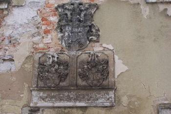 erbovní znaky Vratislavů a Schönfeldů a německý citát žalmu č. 59 (© Vladimír Studecký, 01/2007)