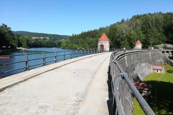 Hráz Harcovské přehrady (© Simona Kidlesová 06/2019)