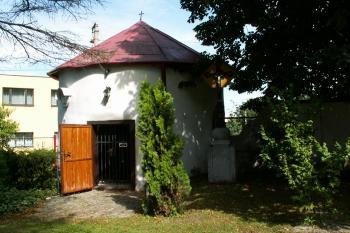 Pohled na bývalou hrobku (dnes adaptovanou na kapli Panny Marie) ( © Miroslav BITTER 08/2006)