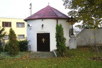 Pohled na vstupní část hrobky rodiny Henckelů z Donnersmarcku (© Jan P. Štěpánek, 11/2006)