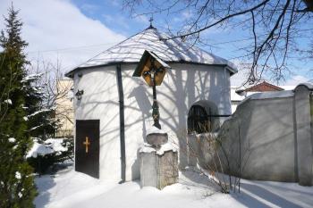 hrobka hrabat Henckelů z Donnersmarcku v pohledu z areálu kostela ( © Jan P. Štěpánek 03/2009)