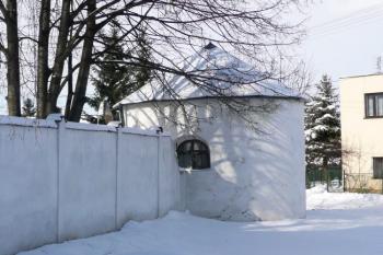 hrobka hrabat Henckelů z Donnersmarcku s ohradní zdí areálu kostela ( © Jan P. Štěpánek 03/2009)