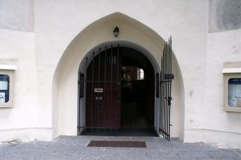 Vstupní portál hlavních dveří v průchozí kostelní věži. (© Miroslav BITTER 08/2006)