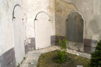 Již stěží čitelné náhrobní desky lemující stěny kostela (© Miroslav BITTER 08/2006)
