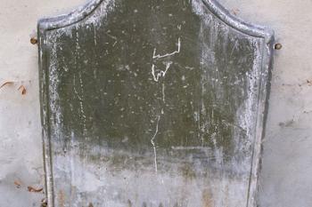 Detail jedné náhrobní desky lemující zdi kostela (bohužel rovněž nečitelná) (© Miroslav BITTER 08/2006)