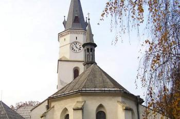 Zadní partie kostela (© Jan P. Štěpánek, 11/2006)