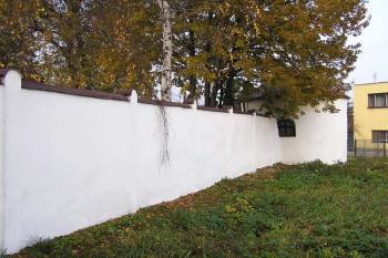 Bývalá hřbitovní zeď s kaplí Panny Marie (© Jan P. Štěpánek, 11/2006)