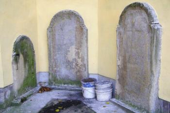 Náhrobní desky ve stěně kostela (© Jan P. Štěpánek, 11/2006)
