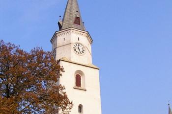 Celkový pohled na kostel od náměstí (© Jan P. Štěpánek, 11/2006)