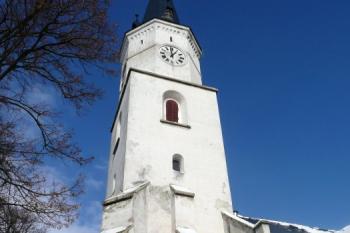 štíhlá vstupní kostelní věž v západním průčelí ( © Jan P. Štěpánek 03/2009)