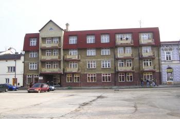 Budova na místě zaniklého zámku ( © Jan P. Štěpánek 11/2006)
