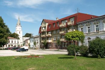 V místě zámku dnes stojí moderní budova, která na první pohled nezapadá do souboru historických budov na náměstí. ( © Miroslav BITTER 2006)