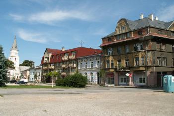 V místě zámku dnes stojí moderní budova, která na první pohled nezapadá do souboru historických budov na náměstí. ( © Miroslav BITTER 2006)
