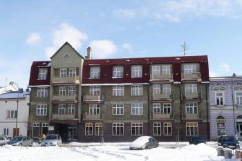 panoramatický pohled na východní frontu náměstí s objektem na místě bývalého zámku ( © Jan P. Štěpánek 03/2009)