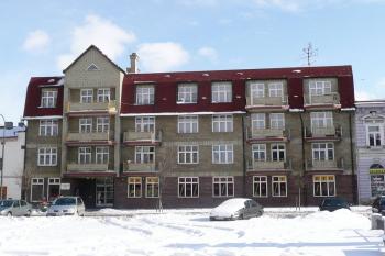 současný moderně upravený dům na místě starého zámku ( © Jan P. Štěpánek 02/2009)
