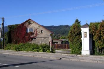 Pohled na boží muka i bývalou farskou stodolu ( © Jan P. Štěpánek 09/2007)