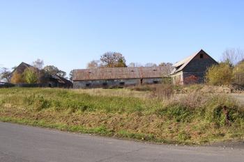 Pohled na dvůr od východu, ze směru od Hukvald ( © Jan P. Štěpánek 11/2005)