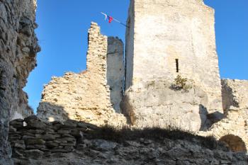 Pohled z ruin paláců středního hradu na obytnou věž v čele horního hradu ( © Miroslav BITTER 11/2011)