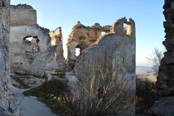 Celkový pohled z kaple na velkou baštu horního hradu ( © Miroslav BITTER 11/2011)