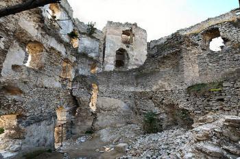 interiér palácehorního hradu ( © Pavel Zany Komárek 29.9. 2006)