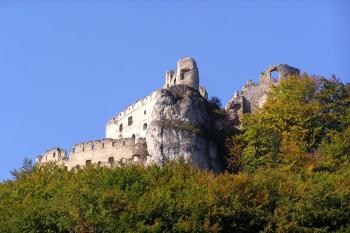 hrad Lietava od východu ( © Jan P. Štěpánek 09/2007)