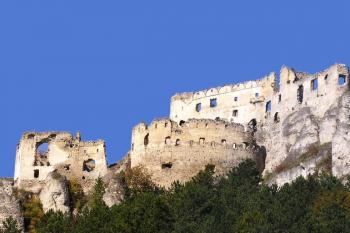 hrad Lietava od jihovýchodu ( © Jan P. Štěpánek 09/2007)