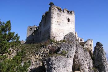 Pohled z míst předsunutého opevnění na hrad, respektive na Kinižiho palác od jihu ( © Jan P. Štěpánek 09/2007)