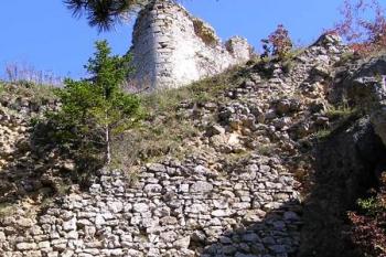 Pohled od jihu na stěnu mohutného jižního bastionu ( © Jan P. Štěpánek 09/2007)