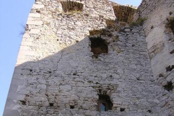 Bývalá obytná věž středního hradu se starší zazděnou branou ( © Jan P. Štěpánek 09/2007)